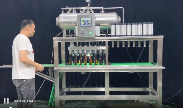八頭玻璃瓶啤酒灌裝機(jī)試機(jī)！精釀啤酒灌裝壓蓋一體機(jī)—?dú)g迎咨詢！